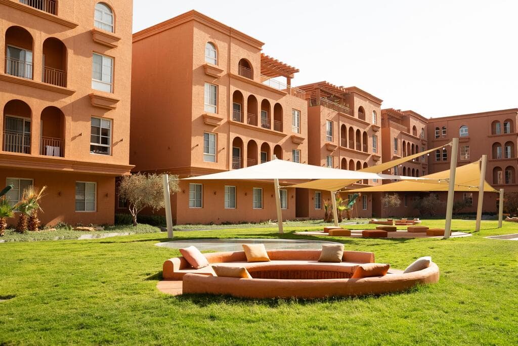 פינות ישיבה עגולות בדשא (צילום באדיבות FLOW) פינת ישיבה בדשא ומתחם משחקים