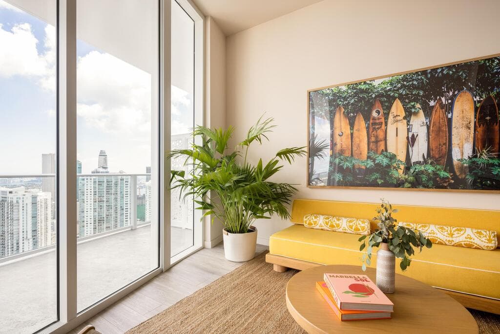 מיועד בעיקר לצעירים, נוודים דיגיטליים ואנשים שמחפשים גמישות וקהילה (צילום באדיבות FLOW) עיצוב הפנים של הדירות, BRICKELL