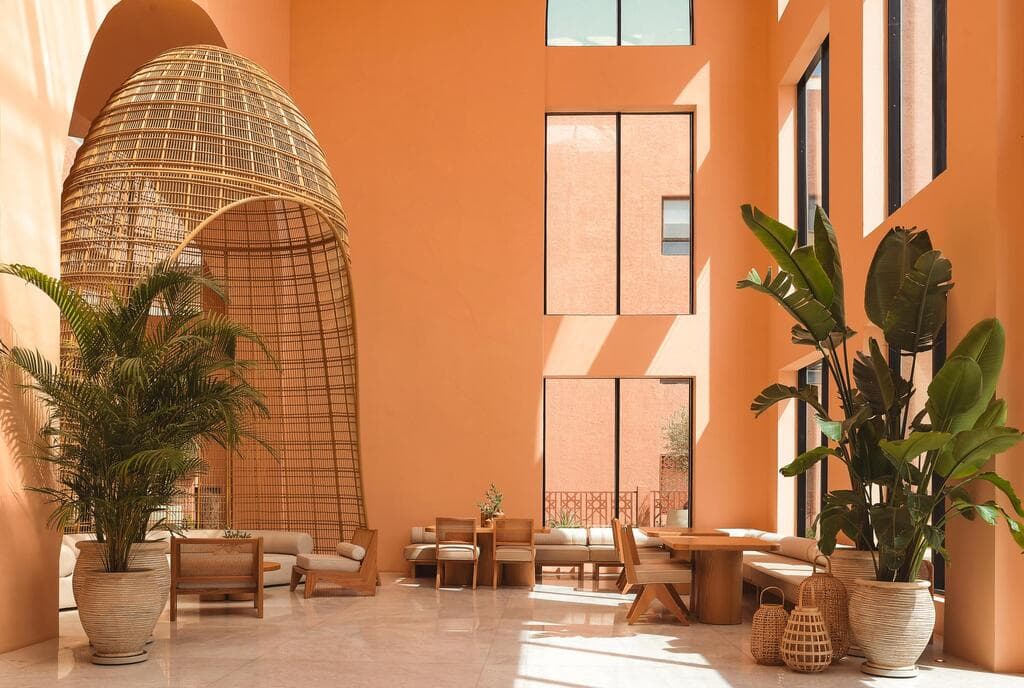 קירות חמרה, עץ, קש, אבן וצמחייה יוצרים תמהיל מזמין וחם. MO Narjis Lobby (צילום באדיבות FLOW) MO Narjis Lobby