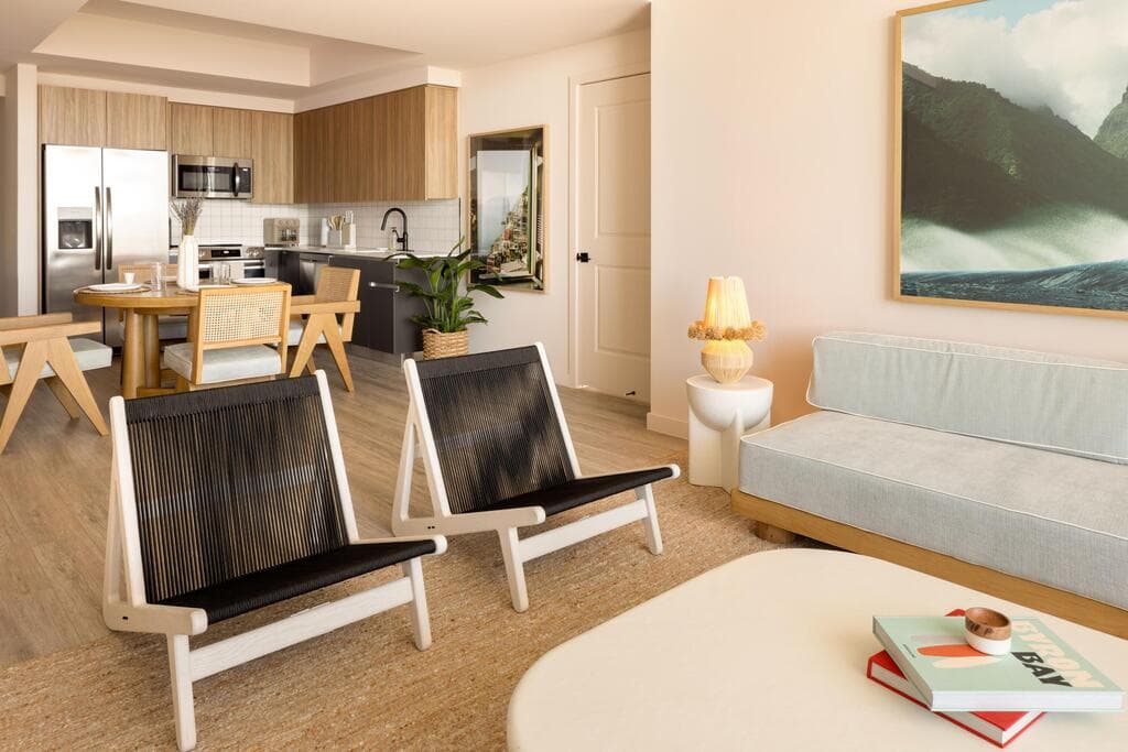 סלון ומטבח בדירה קומפקטית. שאר הפסיליטיז - בחללים השיתופיים (צילום באדיבות FLOW) BRICKELL-LIB-2BR-Unit-Kitchen-Living