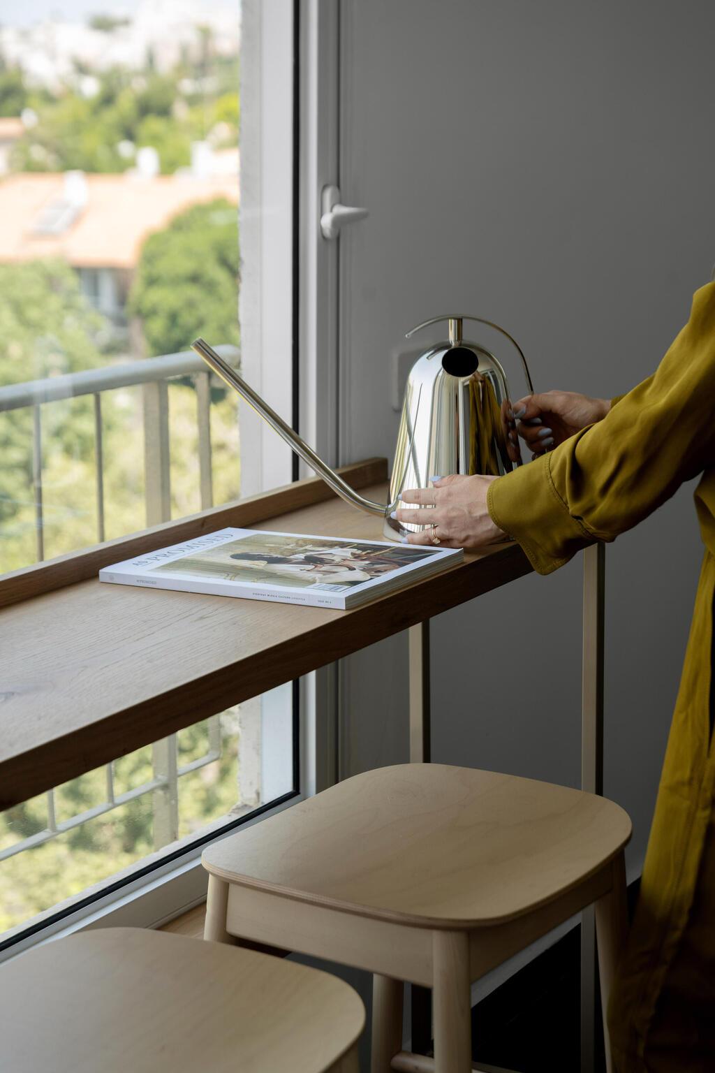 ללגום קפה בשקט מול הנוף האורבני ולדמיין את המדבר (צילום: גדעון לוין) שיפוץ דירה ישנה, עיצוב: שרון קנת