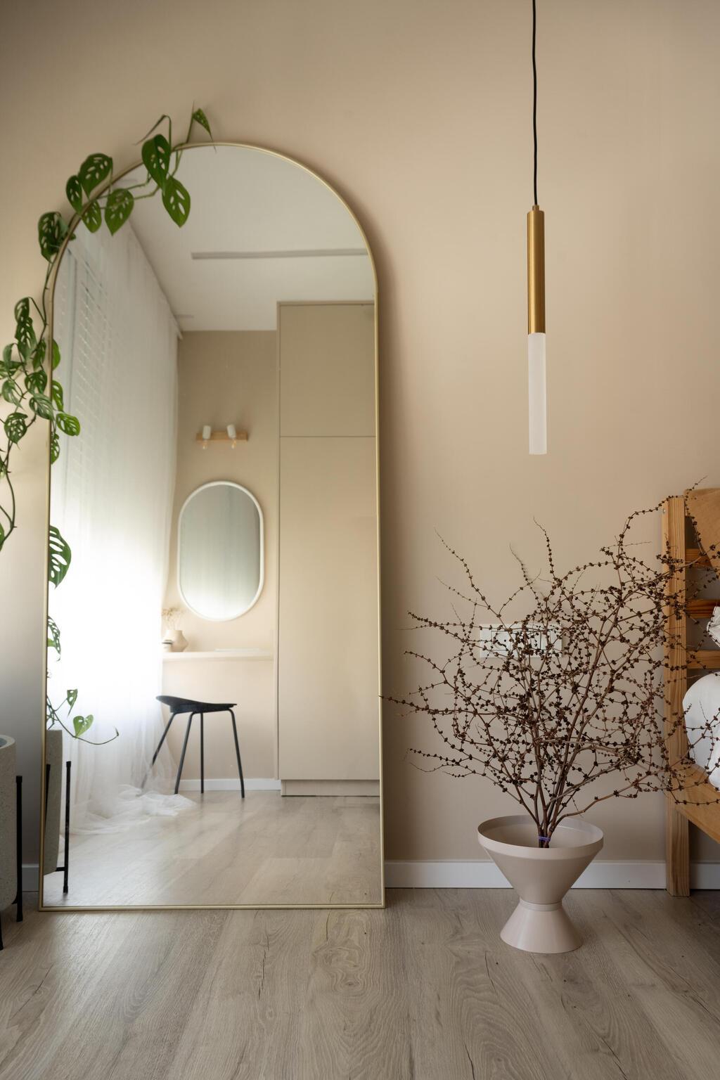 מראה ענקית לצד המיטה ועציץ במקום שידת לילה (צילום: גדעון לוין) שיפוץ דירה ישנה, עיצוב: שרון קנת