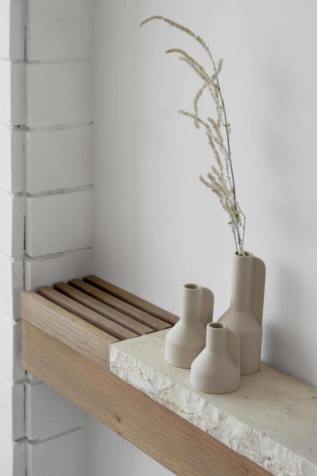 על הקיר מתחת לטלוויזיה נתלה מדף עץ ואבן (צילום: גדעון לוין) שיפוץ דירה ישנה, עיצוב: שרון קנת