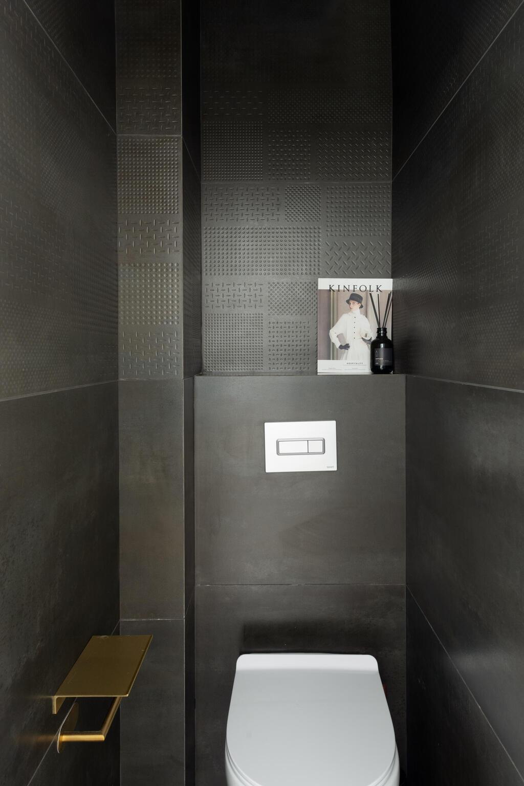 שירותי האורחים כהים, בניגוד ליתר הדירה (צילום: גדעון לוין) שיפוץ דירה ישנה, עיצוב: שרון קנת