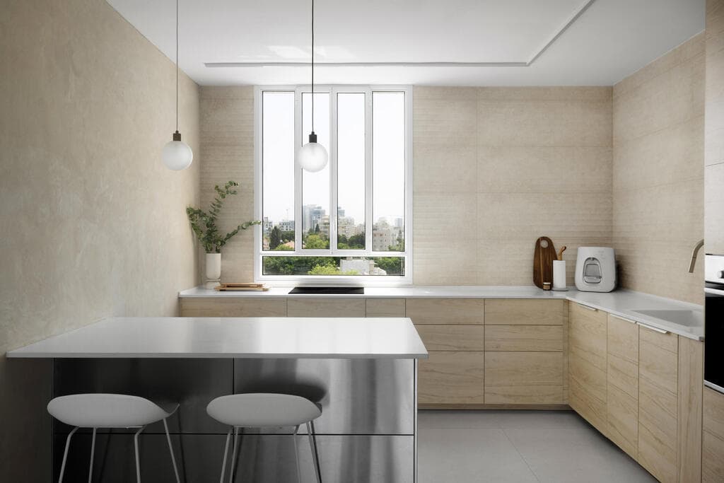 המטבח בגוון חול בהיר ממשיך את הקו העיצובי (צילום: גדעון לוין) שיפוץ דירה ישנה, עיצוב: שרון קנת