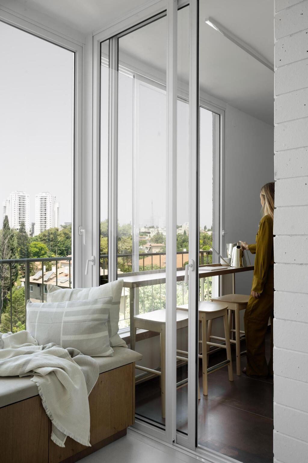 המרפסת הסגורה ובה עמדה חלעבודה, קפה או שיחה (צילום: גדעון לוין) שיפוץ דירה ישנה, עיצוב: שרון קנת