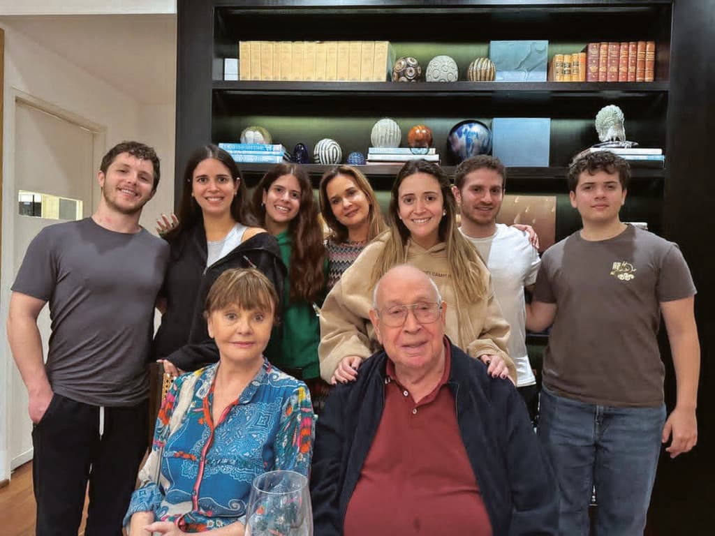 ברוך ונעמי איבצ'ר עם חלק מהשבט שלהם