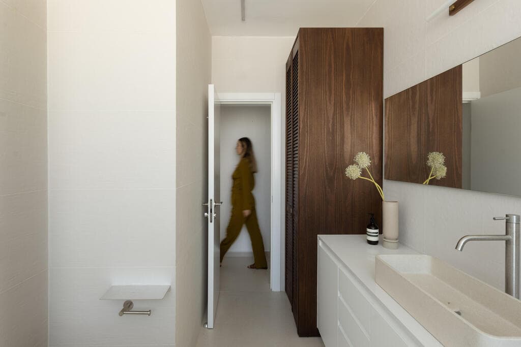 נגיעה של עץ כהה בחדר הרחצה הלבן (צילום: גדעון לוין) שיפוץ דירה ישנה, עיצוב: שרון קנת