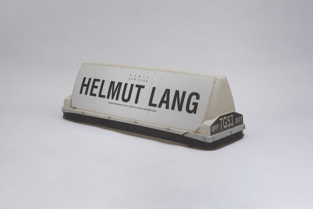 קמפיין של הלמוט לאנג על גג מונית בניו יורק, 1998