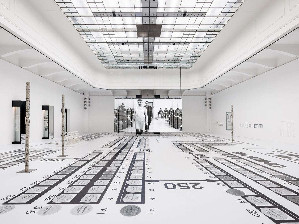 התערוכה "הלמוט לאנג: פרקטיקת עבודה 2005-1986"