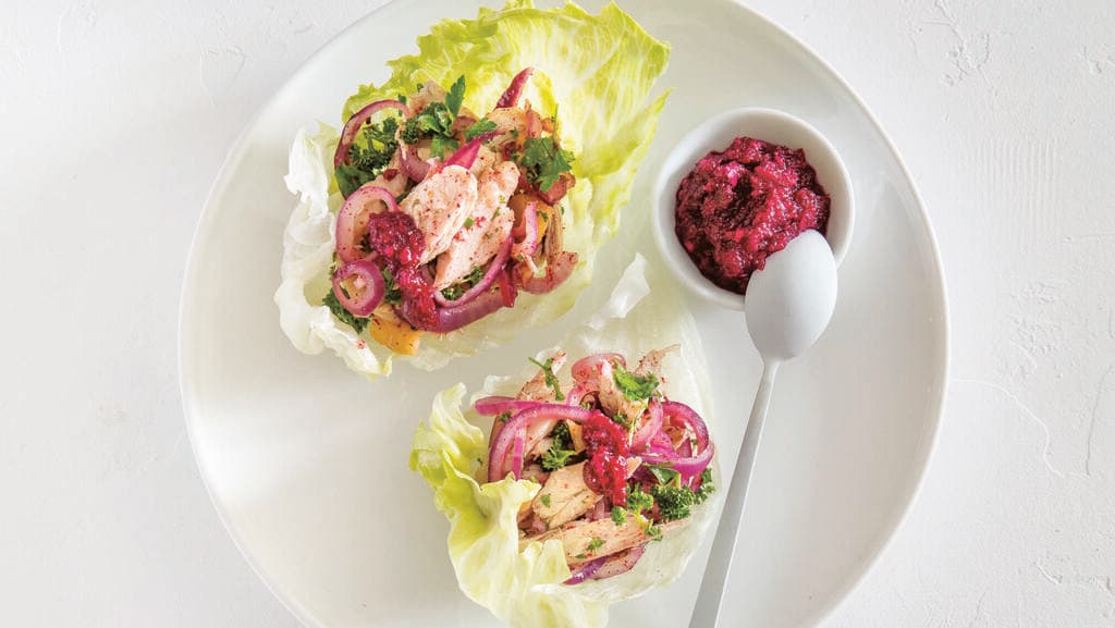 סלט עוף עם חזרת בסירות חסה