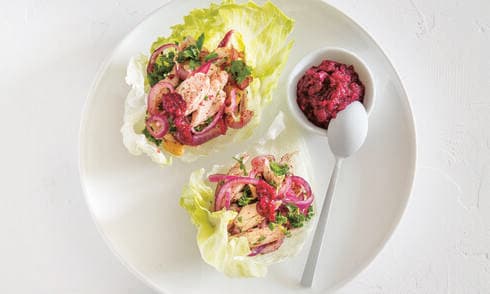 סלט עוף עם חזרת בסירות חסה