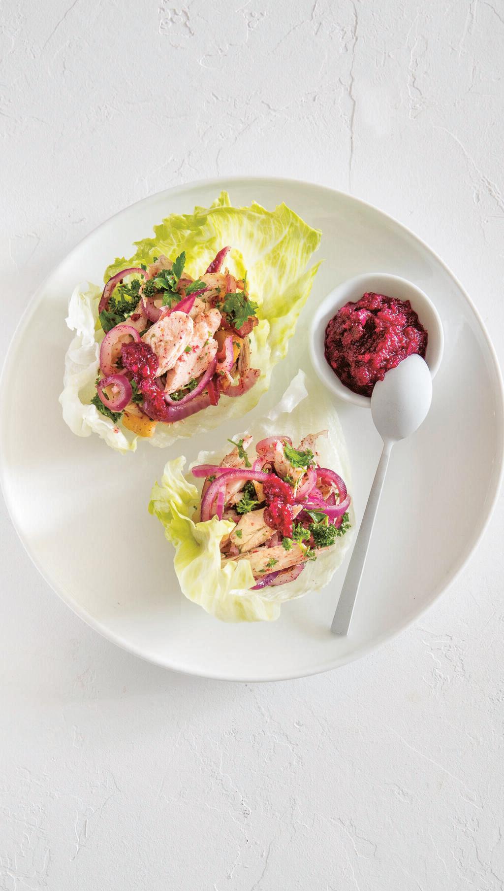 סלט עוף עם חזרת בסירות חסה (צילום: יוסי סליס, סגנון: נטשה חיימוביץ) סלט עוף עם חזרת בסירות חסה