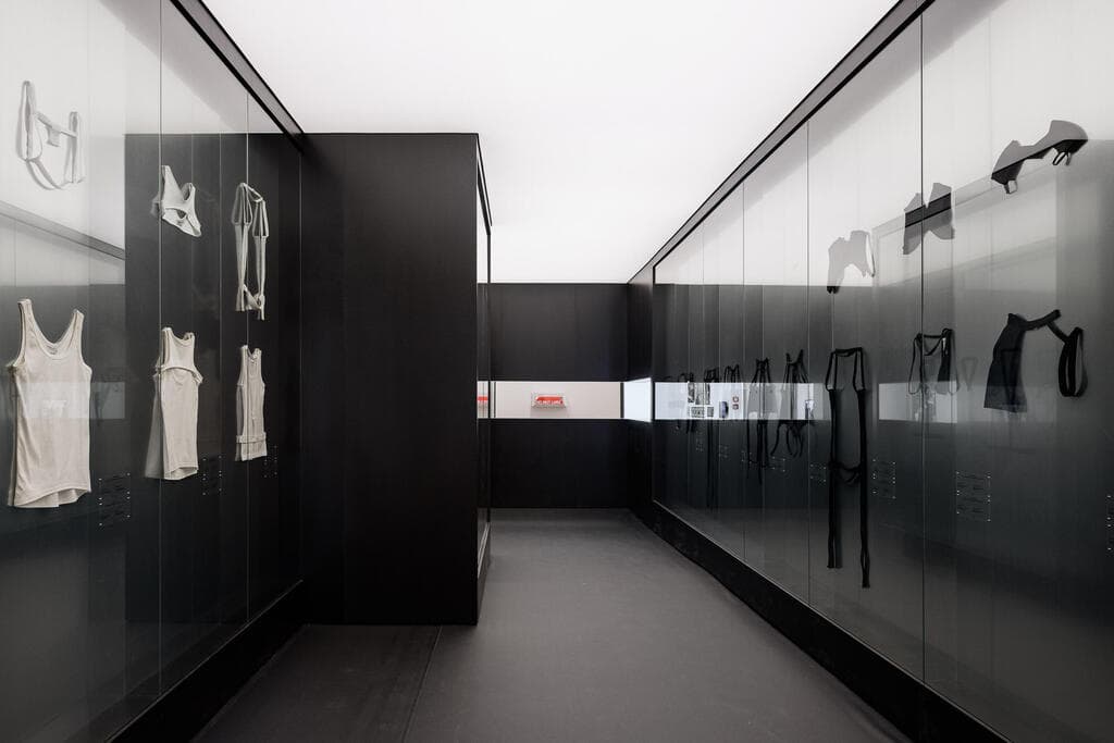 התערוכה "הלמוט לאנג: פרקטיקת עבודה 2005-1986"