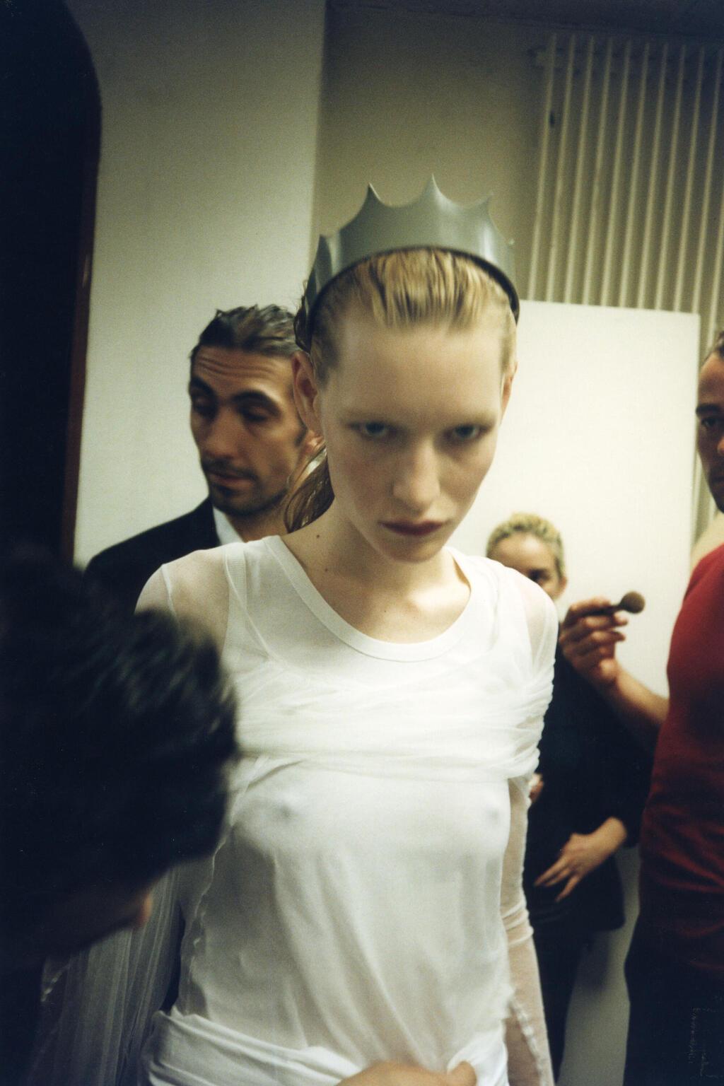 קירסטן אוונס מאחורי הקלעים בתצוגת אופנה של הלמוט לאנג, 1997