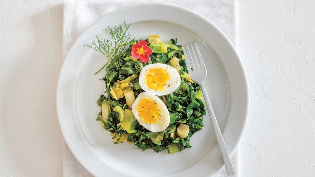 ביצה על ירקות מוקפצים