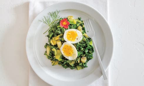 ביצה על ירקות מוקפצים