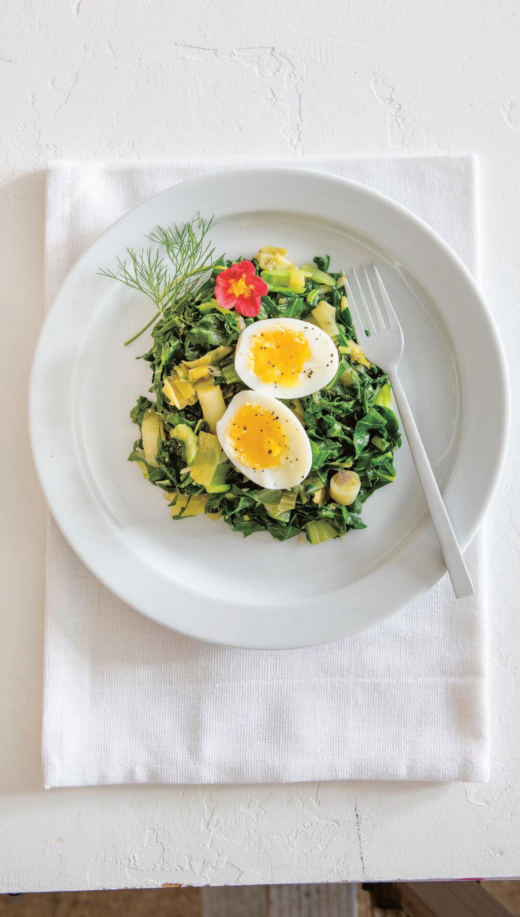 ביצה על ירקות מוקפצים