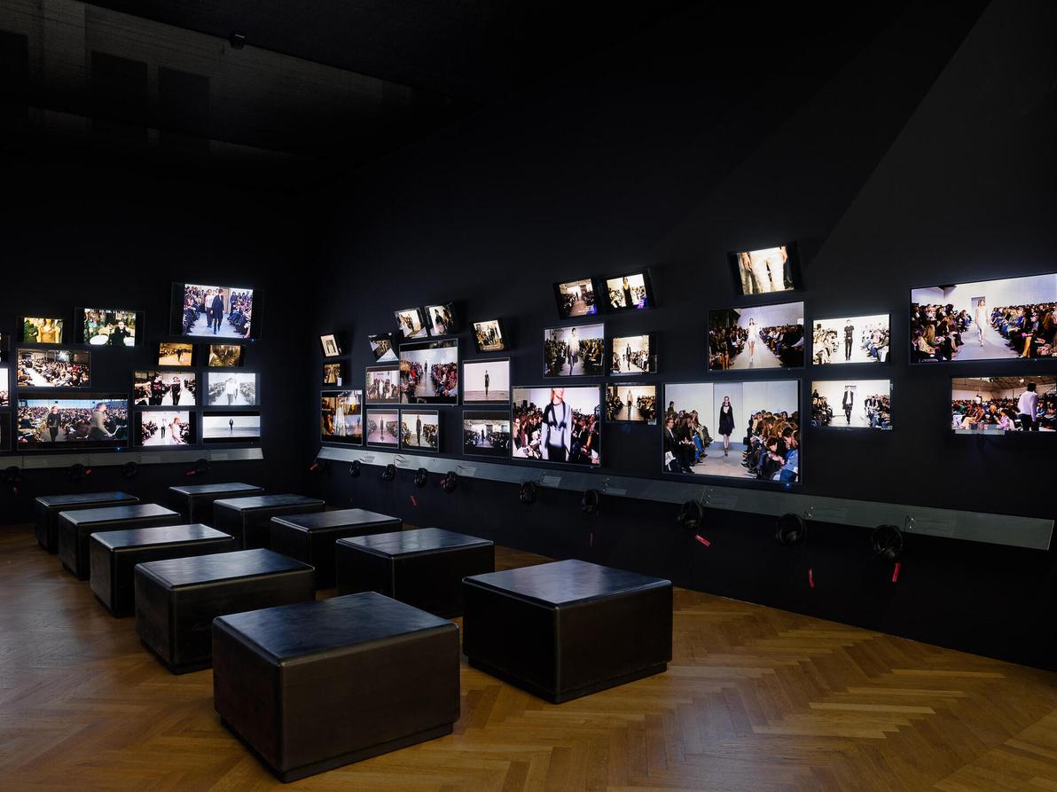 התערוכה "הלמוט לאנג: פרקטיקת עבודה 2005-1986"