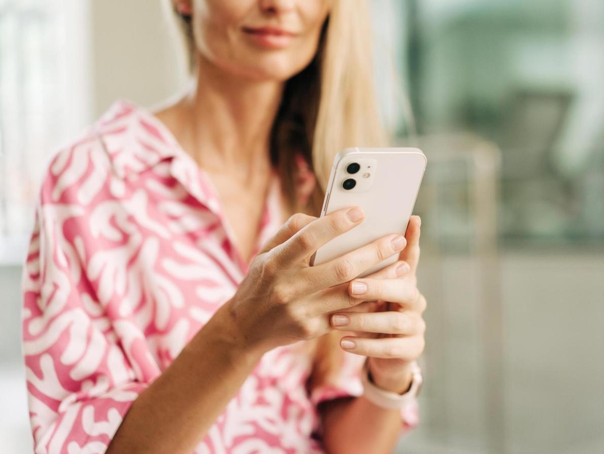 רק שלא יכתוב"זה לא זה" לפניי (צילום: Shutterstock) אישה מקלידה בסלולרי