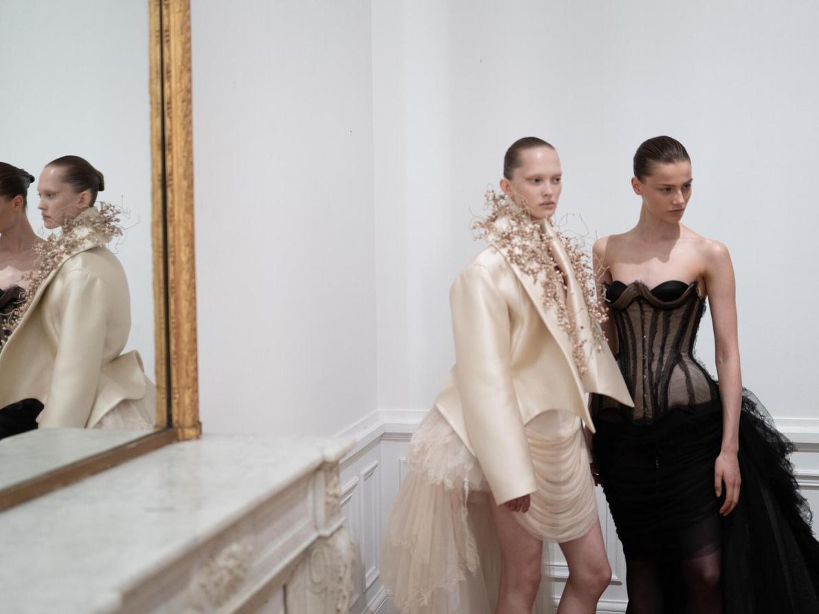 אשי סטודיו, מאחורי הקלעים בתצוגת הוט קוטור לסתיו-חורף 2025-26 בפריז (צילום: Vittorio Zunino Celotto/Getty Images) אשי סטודיו, מאחורי הקלעים בתצוגת הוט קוטור לסתיו-חורף 2025-26 בפריז