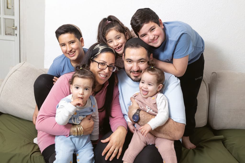 בני הזוג וחמשת ילדיהם