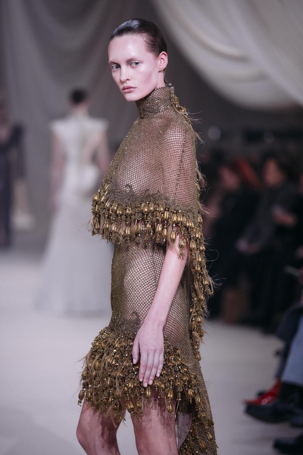 אשי סטודיו, תצוגת הוט קוטור לאביב-קיץ 2026 בפריז (צילום: Benjamin Cremel/Getty Images) אשי סטודיו, תצוגת הוט קוטור לאביב-קיץ 2026 בפריז