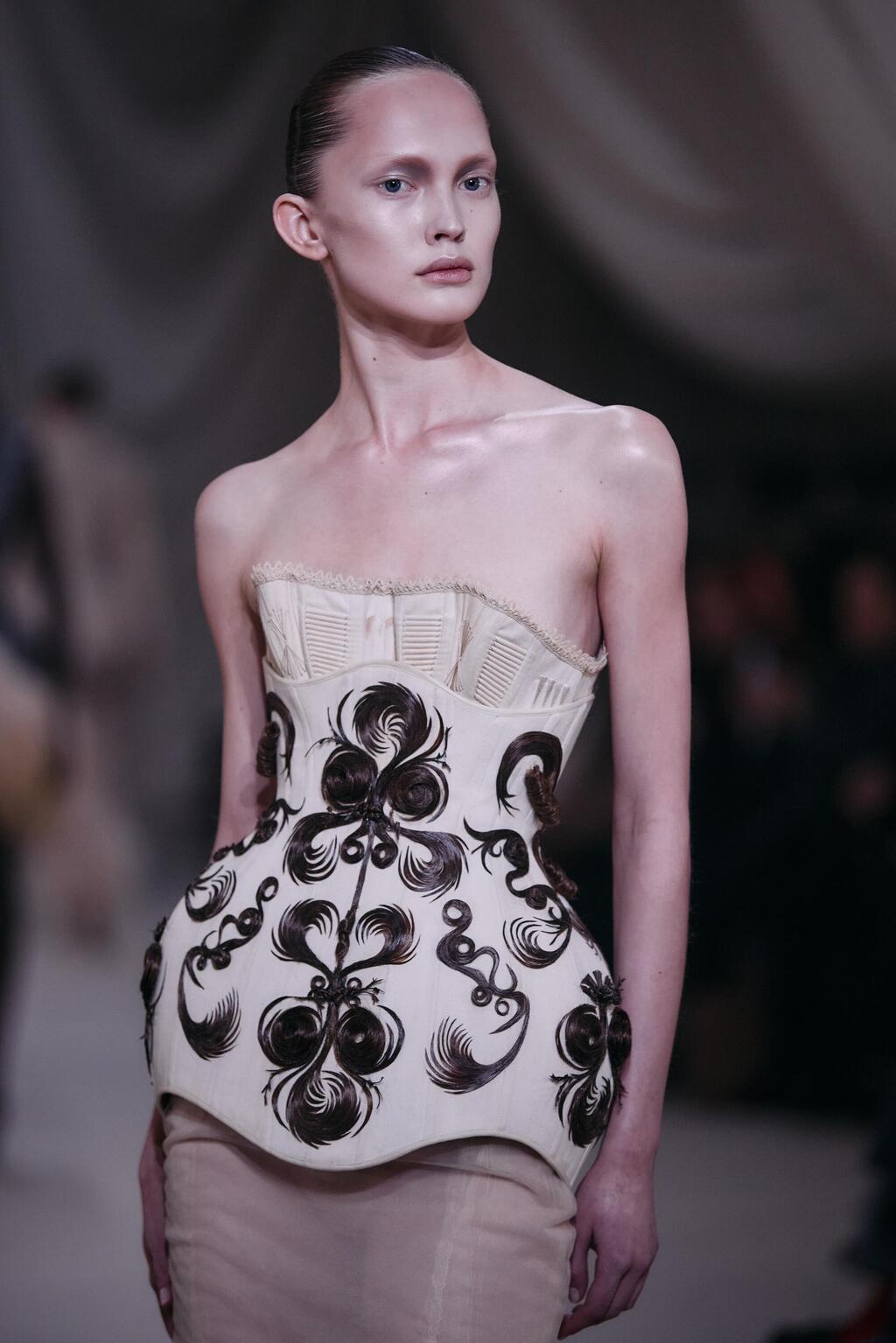 אשי סטודיו, תצוגת הוט קוטור לאביב-קיץ 2026 בפריז (צילום: Benjamin Cremel/Getty Images) אשי סטודיו, תצוגת הוט קוטור לאביב-קיץ 2026 בפריז