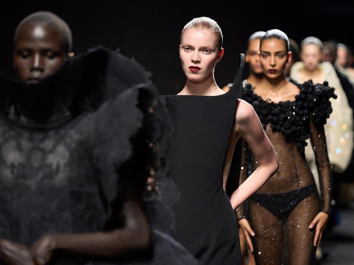 אשי סטודיו, תצוגת הוט קוטור לסתיו-חורף 2024-25 בפריז (צילום: Francois Durand/Getty Images) אשי סטודיו, תצוגת הוט קוטור לסתיו-חורף 2024-25 בפריז