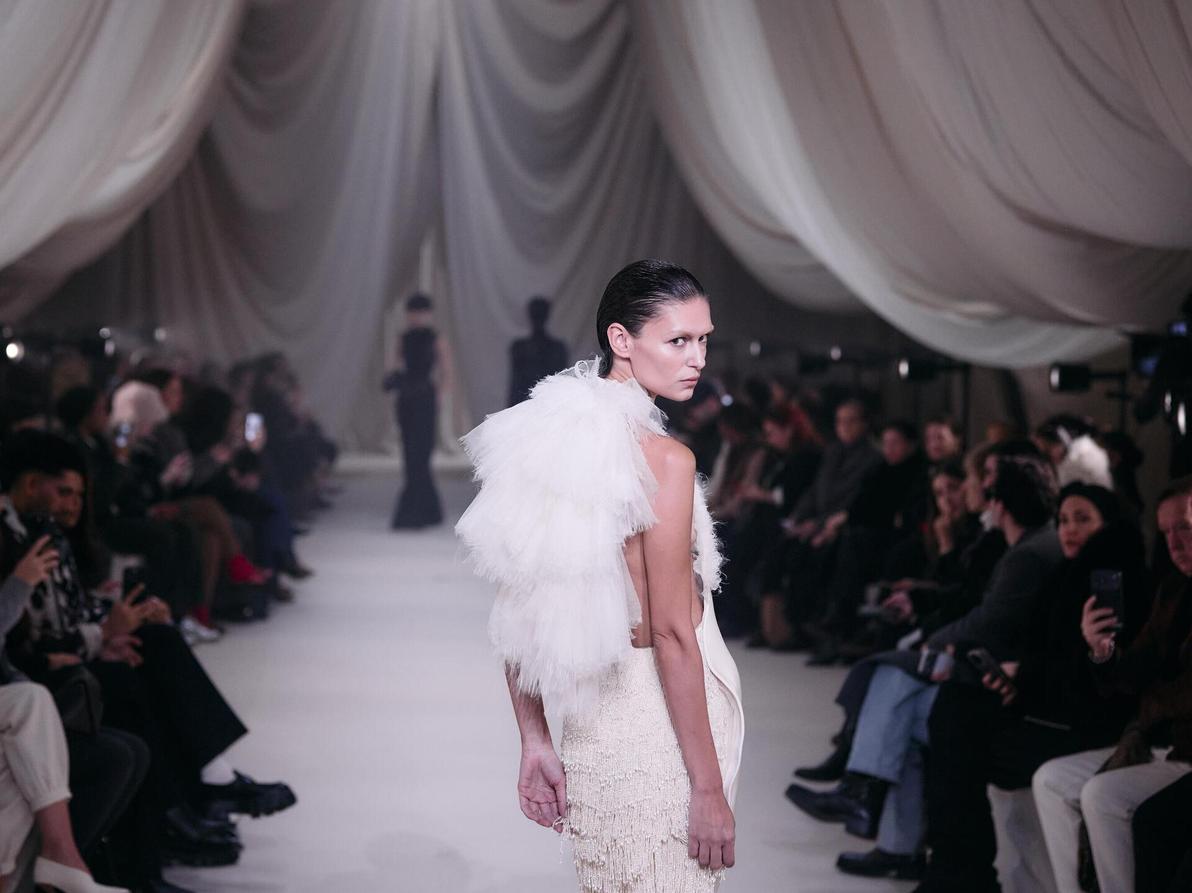 אשי סטודיו, תצוגת הוט קוטור לאביב-קיץ 2026 בפריז (צילום: Benjamin Cremel/Getty Images) אשי סטודיו, תצוגת הוט קוטור לאביב-קיץ 2026 בפריז