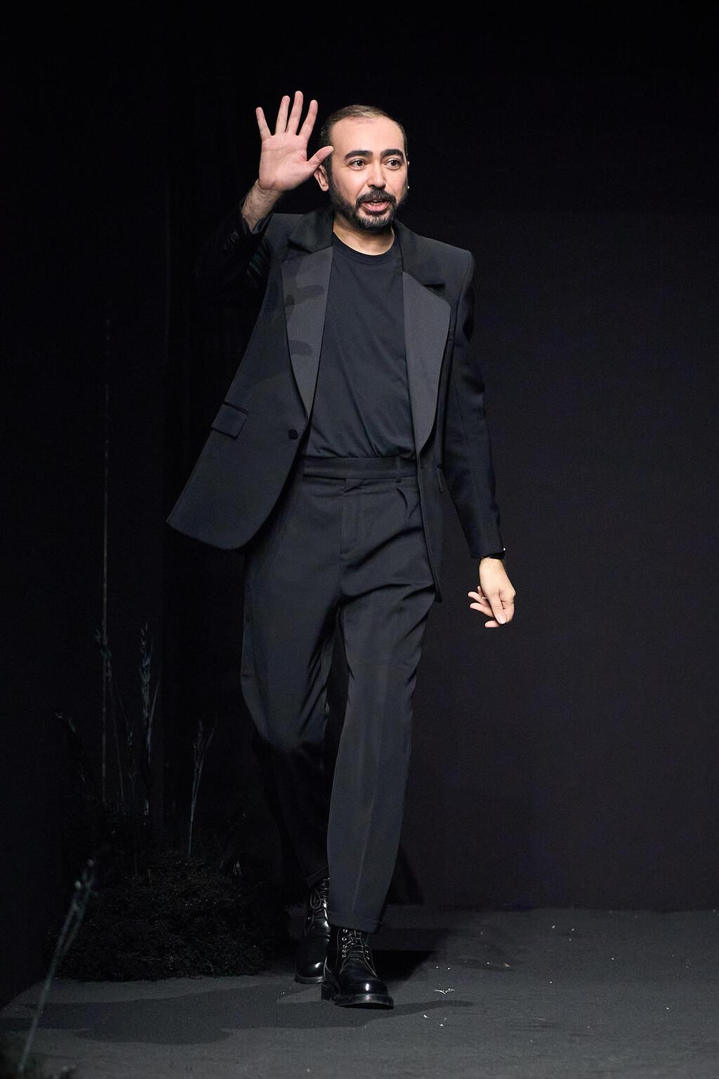 מוחמד אשי בסיום תצוגת ההוט קוטור שלו לסתיו-חורף 2024-25 בפריז (צילום: Francois Durand/Getty Images) מוחמד אשי בסיום תצוגת ההוט קוטור שלו לסתיו-חורף 2024-25 בפריז