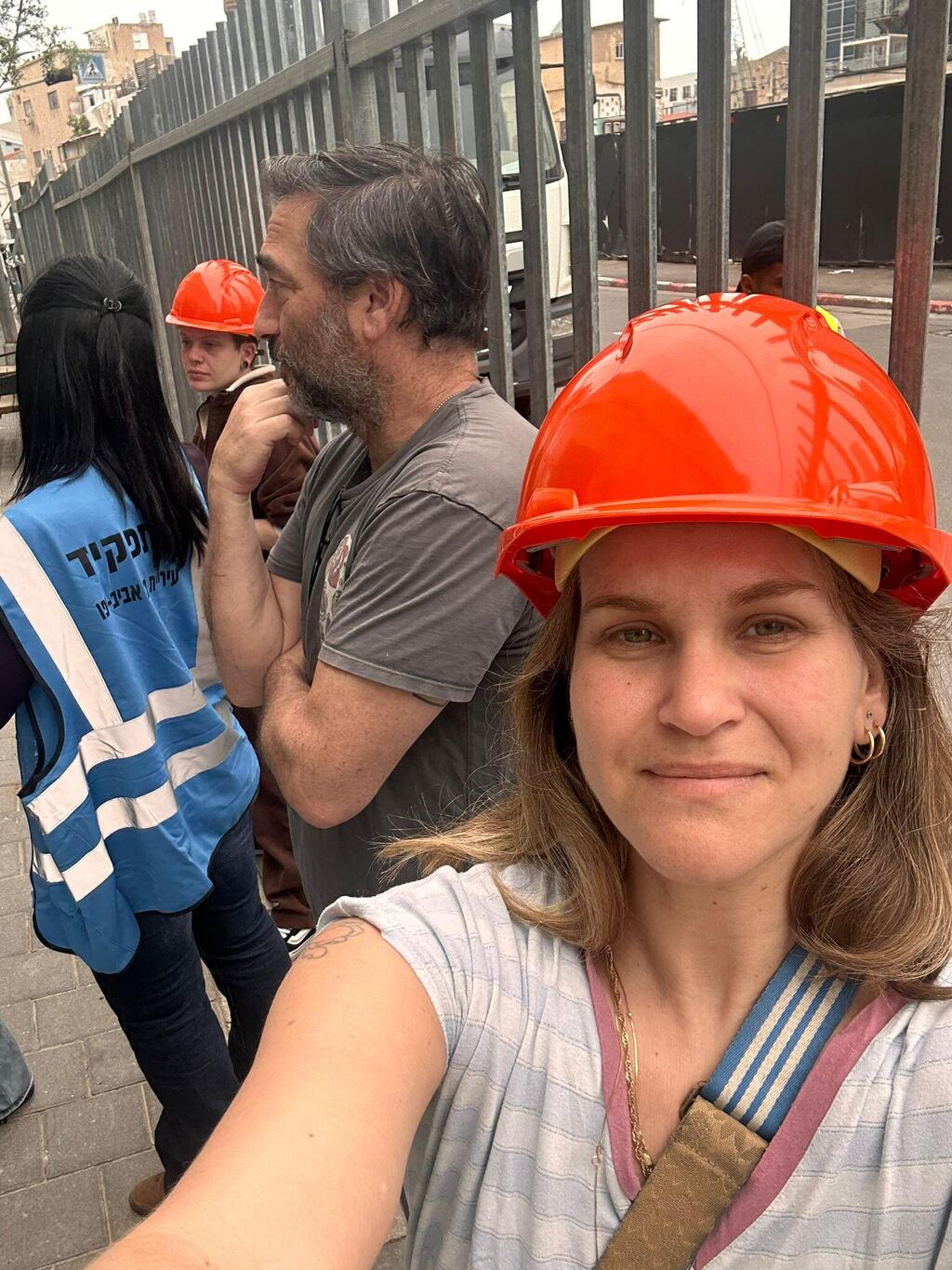 נועה גלר מחוץ לבניין שקרס בתל אביב