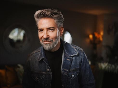 איציק כרסנטי בביתו. עיצוב מלא דרמה בכרמל