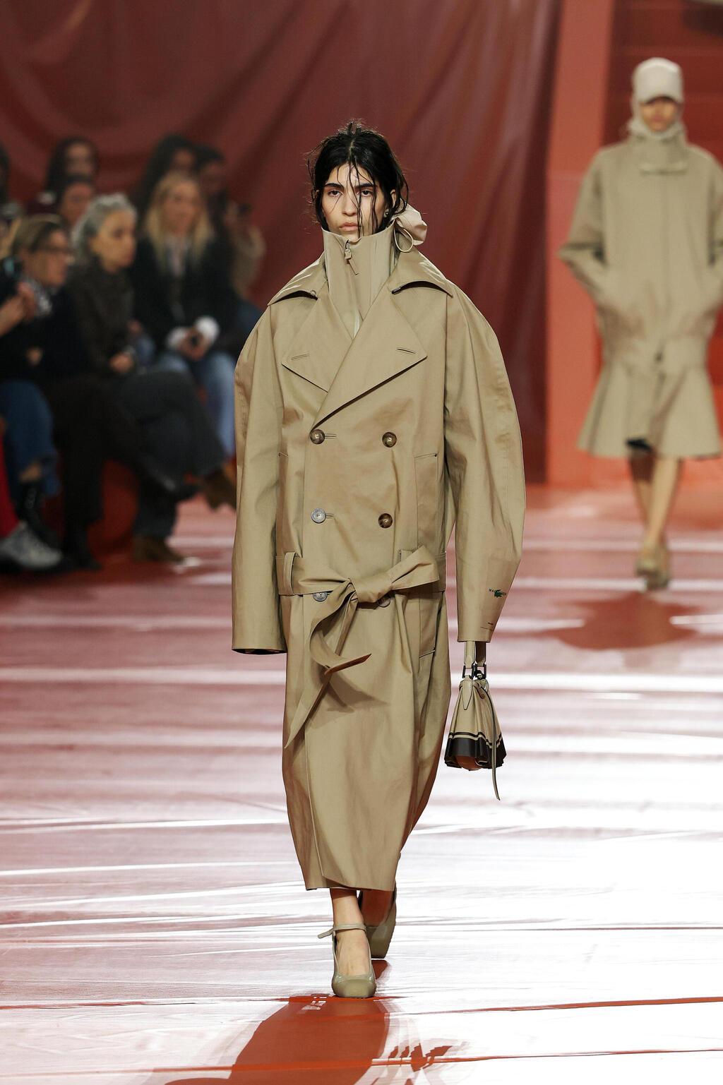 מוריה ביטון בתצוגת סתיו-חורף 2026-27 של לקוסט בשבוע האופנה בפריז