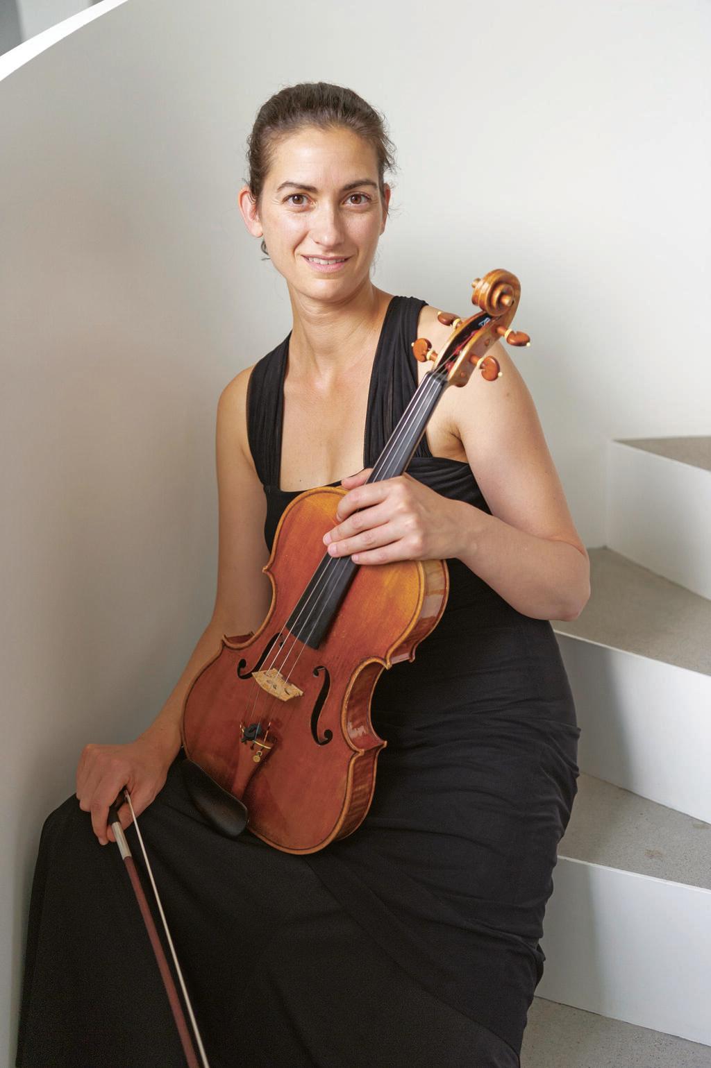 מרון עם הוויולה. "התחלתי לנגן בגיל שבע ורק רציתי להמשיך לנגן" (צילום:מרקו בלסנו) מרון עם הוויולה. "התחלתי לנגן בגיל שבע ורק רציתי להמשיך לנגן"