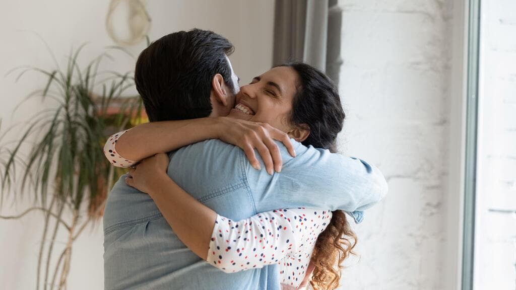 חיבוק חזק שולח אותות הרגעה מיידיים למערכת העצבים (צילום: Shtterstock) חיבוק חזק