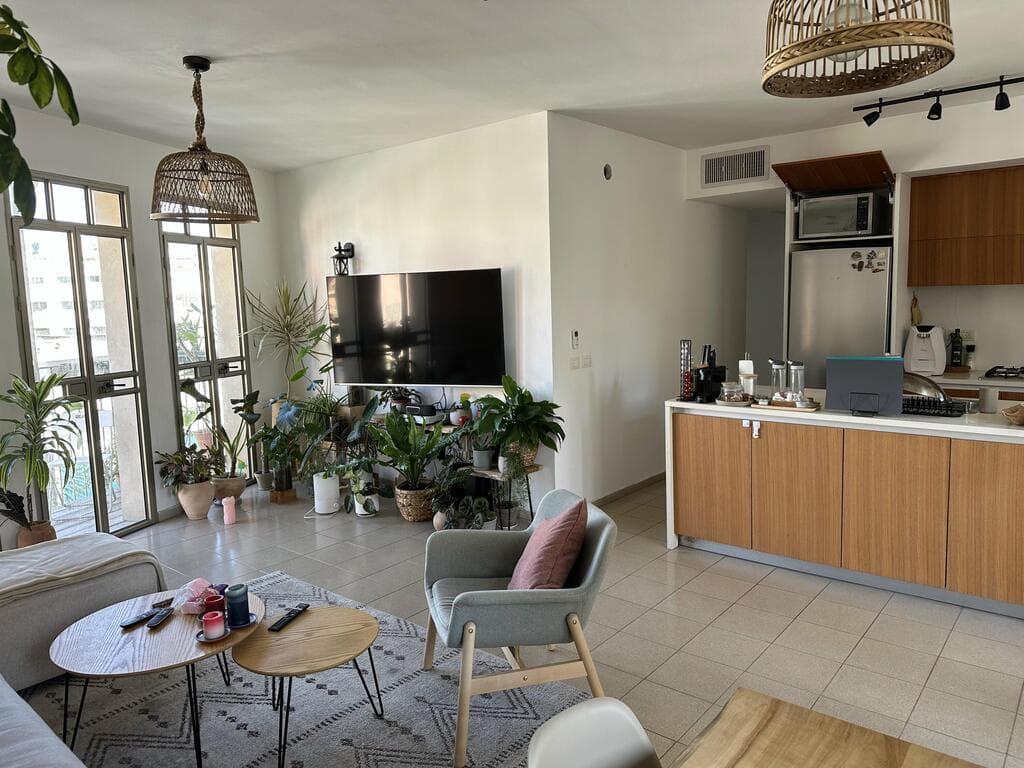 בוחר דירות לפי האור (צילום: דניאל בנטל) הלוחש לצמחים