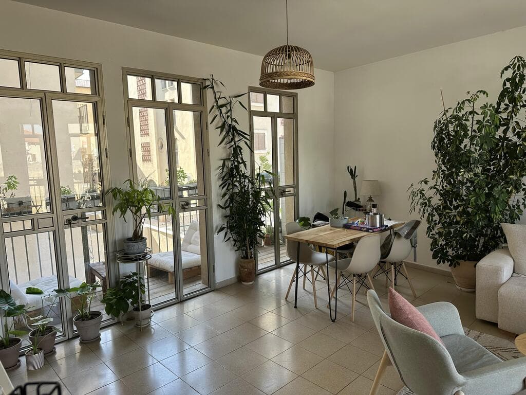 "כל מי שנכנס לבית שלי מרגיש שהוא הגיע לגן בוטני קטן" (צילום: דניאל בנטל) הלוחש לצמחים