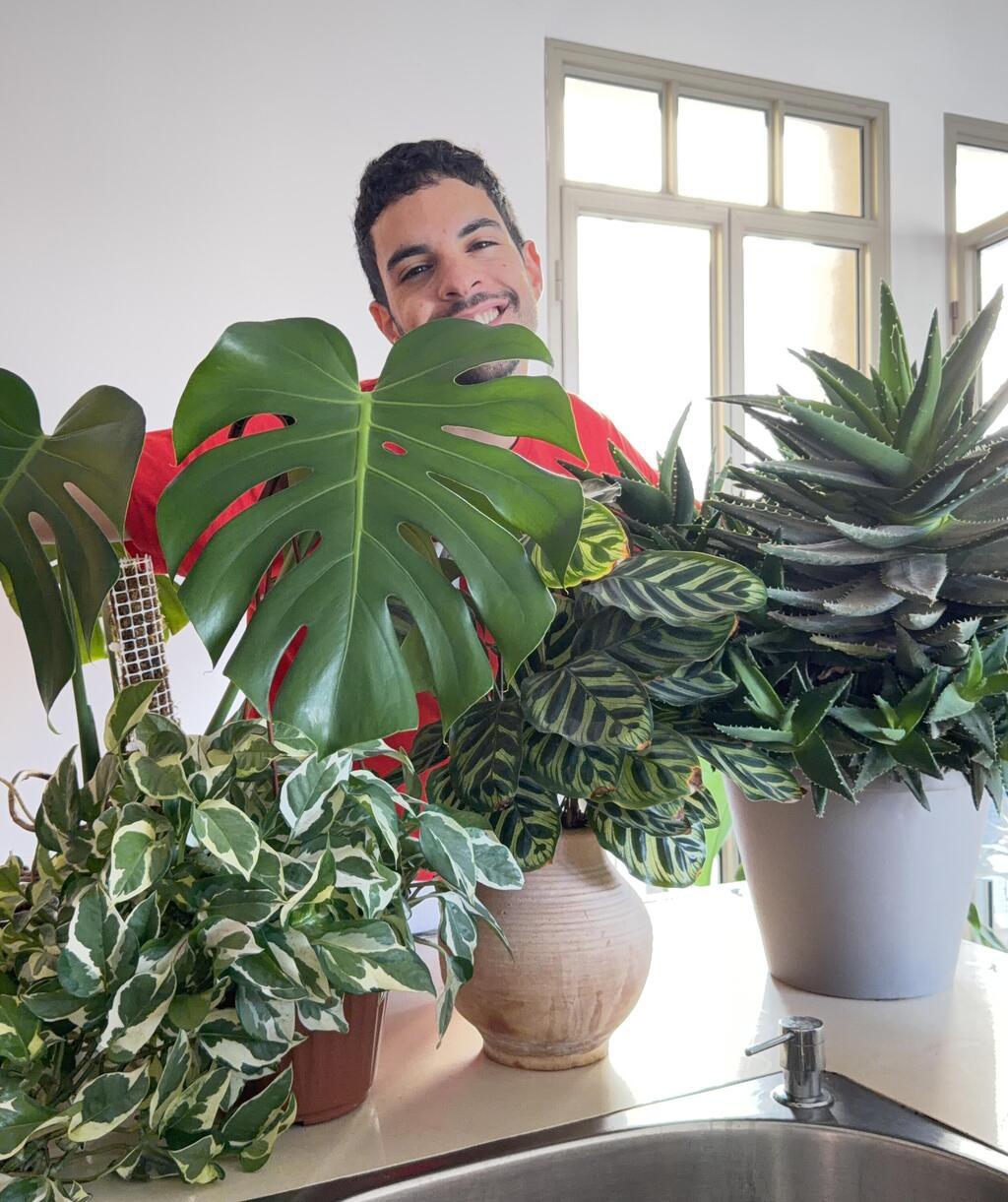 נשאב לאהבת הצמחים. דניאל בנטל (צילום: אלבום פרטי) הלוחש לצמחים
