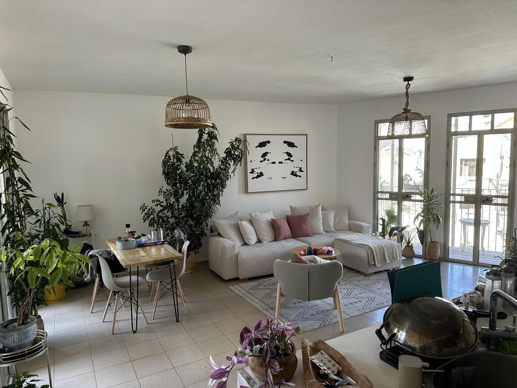 בדירה מפזרים כ-200 עציצים (צילום: דניאל בנטל) הלוחש לצמחים