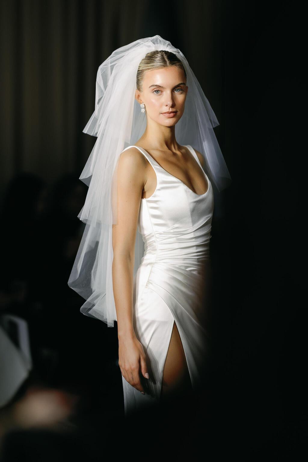 מתח בין קווים נקיים לצלליות דרמטיות. התצוגה של ברטה בשבוע האופנה לכלות בניו יורק (צילום: Cityluxstudios) התצוגה של ברטה בשבוע האופנה לכלות בניו יורק, 2026