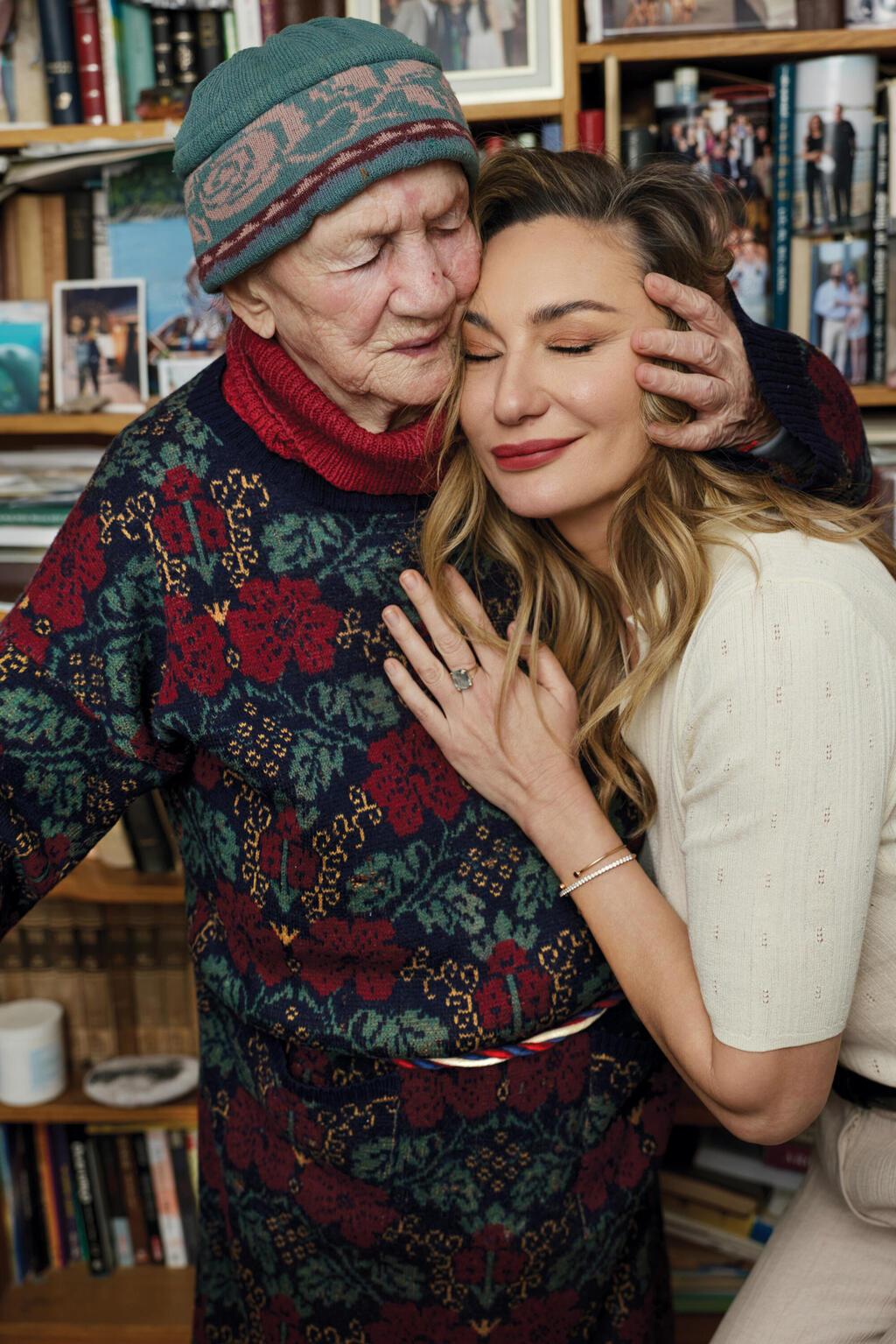 מיכל אנסקי וסבתה חנה גבריהו