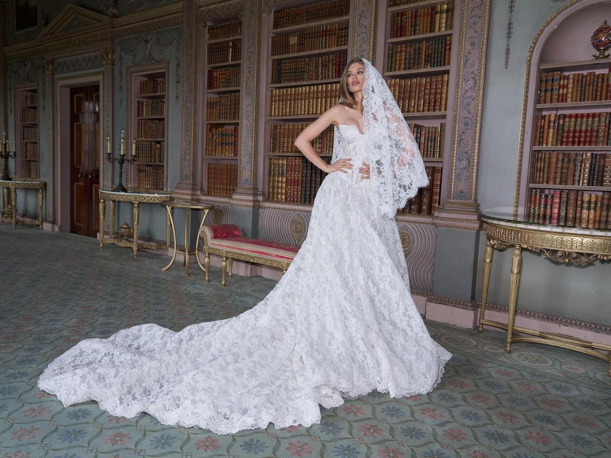 מחוכים בהשראה ויקטוריאנית לצד שמלות תחרה רומנטיות ושמלות סאטן מבהיקות. הקולקציה של גליה להב (צילום: Claire Rothstein) הקולקציה של גליה להב שהוצגה בשבוע האופנה לכלות בניו יורק, 2026