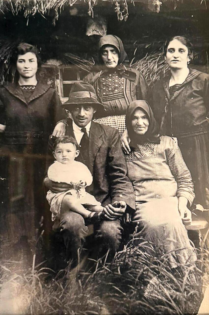 משפחתה של חנה לפני המלחמה. יושב משמאל: האב בנימין עם האח חיים. עומדת משמאל: האם שרה