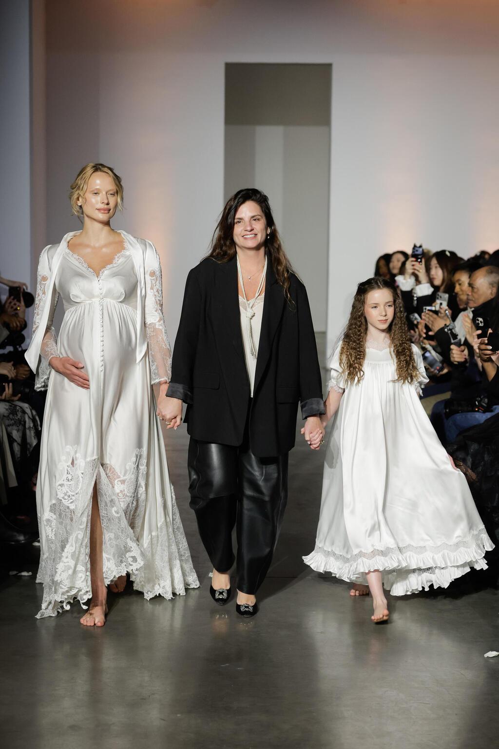 ליהי הוד בתצוגה שלה בניו יורק, לצד דוגמנית בהיריון וילדה שפיזרה פרחים על המסלול (צילום: first VIEW) התצוגה של ליהי הוד בשבוע האופנה לכלות בניו יורק, 2026