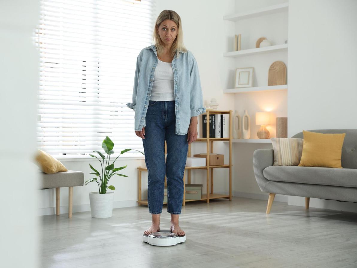 עלייה במשקל ובשומן הבטני. החשודים המיידיים הם הגיל, הירידה במסת השריר והירידה בקצב חילוף החומרים