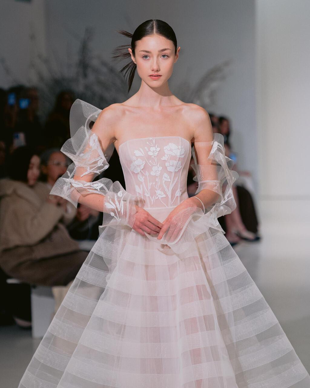 התצוגה של צבילינגר בשבוע האופנה לכלות בניו יורק (צילום: באדיבות מירה צבילינגר) התצוגה של צבילינגר בשבוע האופנה לכלות בניו יורק, 2026