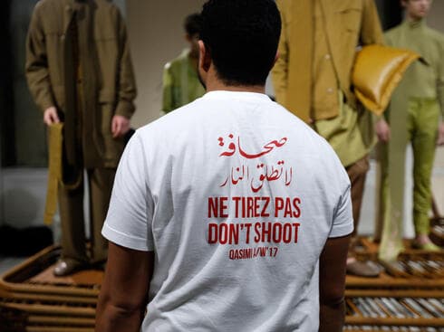 חולצת Don't Shoot בתצוגה של קסימי בשבוע האופנה בלונדון