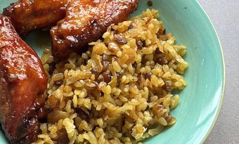 מג'דרה בורגול ועדשים שחורות