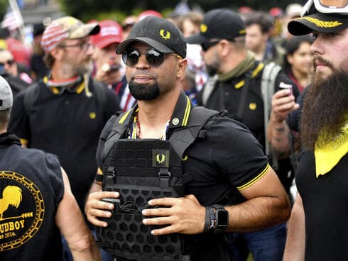 ארגון הימין הקיצוני The Proud Boys אימץ את חולצת הפולו השחורה של המותג פרד פרי עם לוגו צהוב